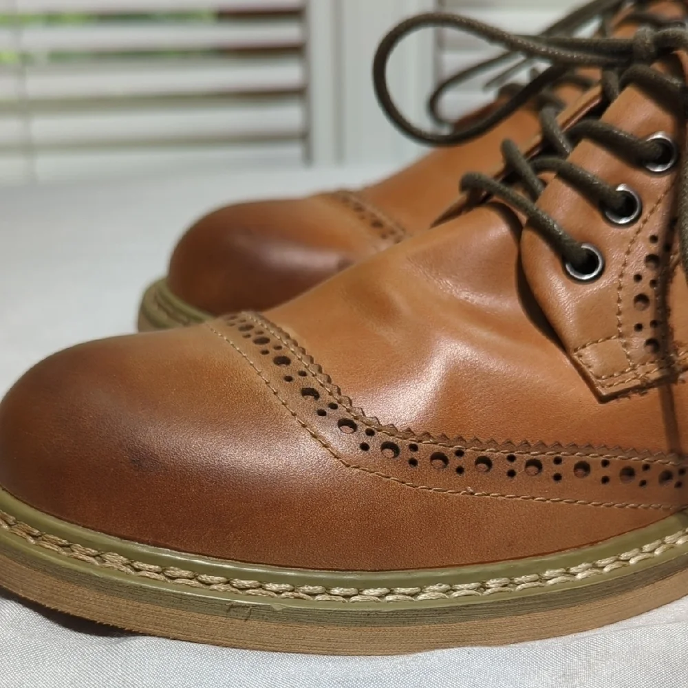 Brown Leather Oxford Shoes with Lace-Up Design